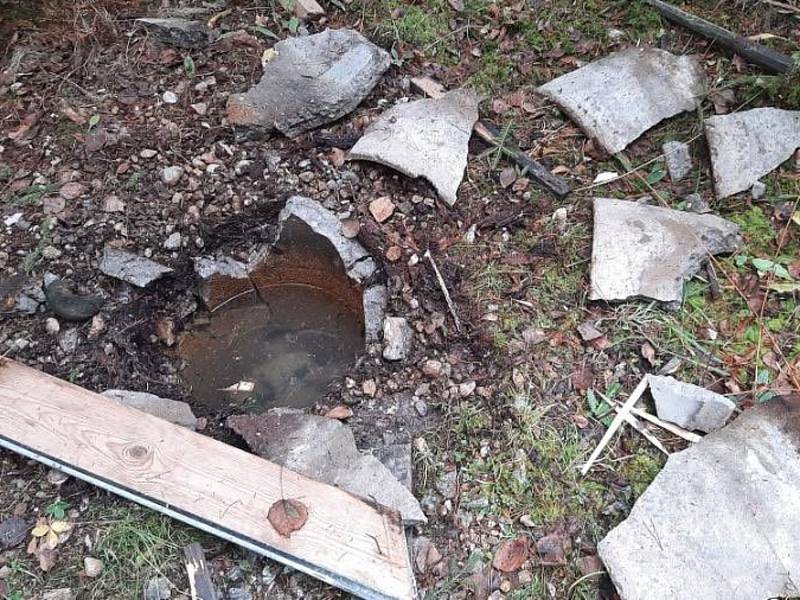 Studánku na turistické stezce z Horního Skrýchova na Lovětín zničil výbuch.