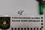 Při výbuchu kuliček takzvané pyrotechnické slože (na snímku) se v Českých Velenicích vážně zranil nezletilý kluk.