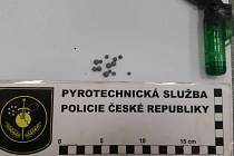 Při výbuchu kuliček takzvané pyrotechnické slože (na snímku) se v Českých Velenicích vážně zranil nezletilý kluk.