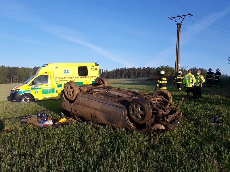 U Číměře na Jindřichohradecku auto po nehodě skončilo v poli. Zraněného řidiče odvezl vrtulník.