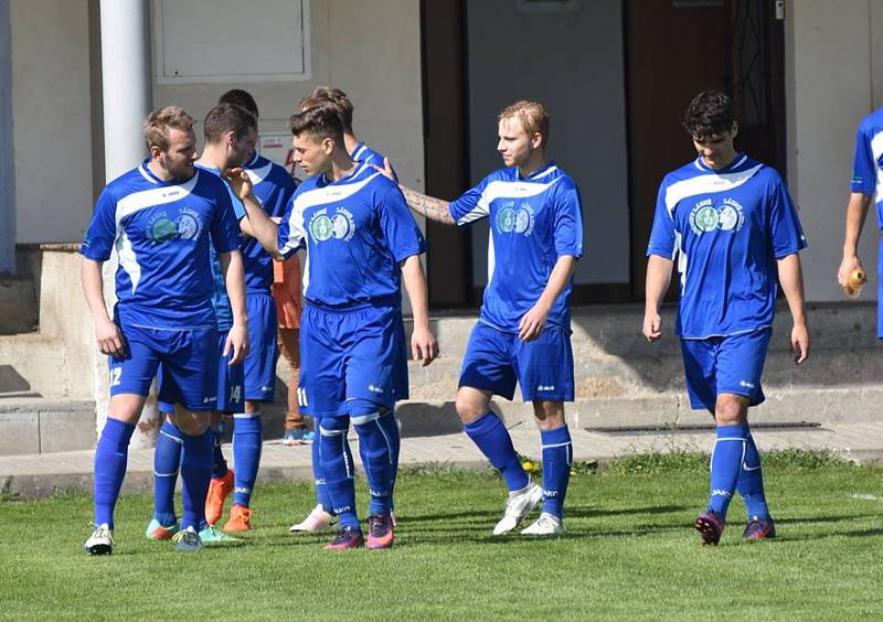 Fotbalisté Třeboně zvítězili v 23. kole krajského přeboru v Oseku 5:1.