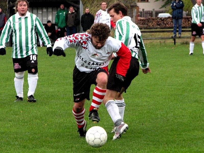 RAPŠACH – NOVÁ VES 1:0. Na snímku bojuje Starý z Nové Vsi (vlevo) s domácím Novotným.  Vzadu přihlíží Pytel.