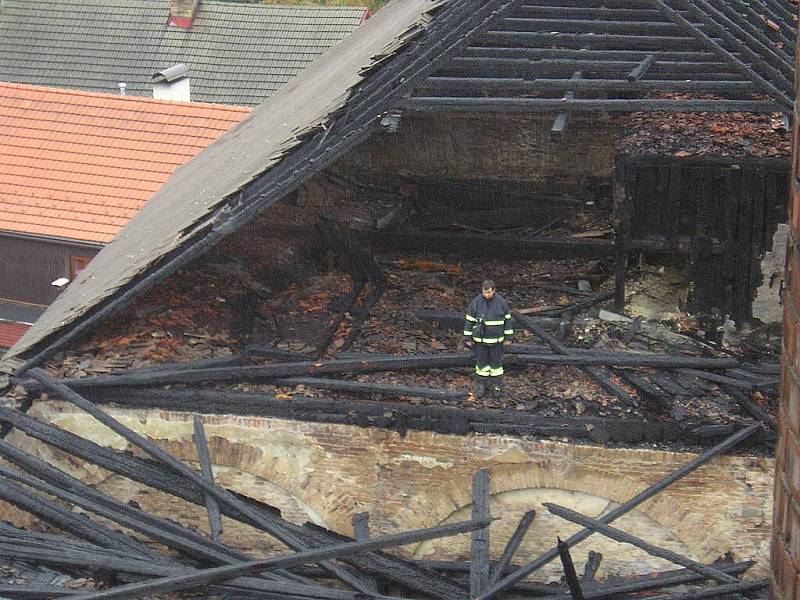 Pohled na vyhořelý historický pivovar v J. Hradci z ptačí perspektivy.