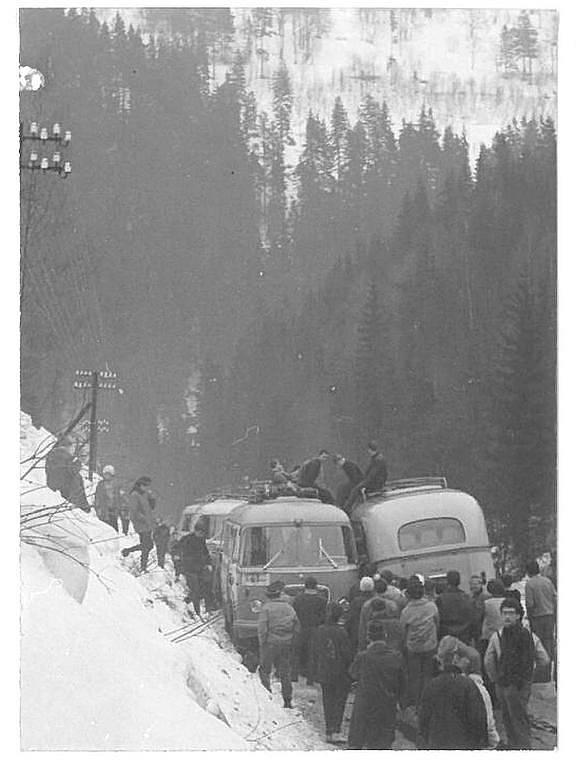 Nehoda dvou autobusů při cestě do Špindlerova Mlýna v roce 1967. Autobusy o sebe zachytily střechami. 