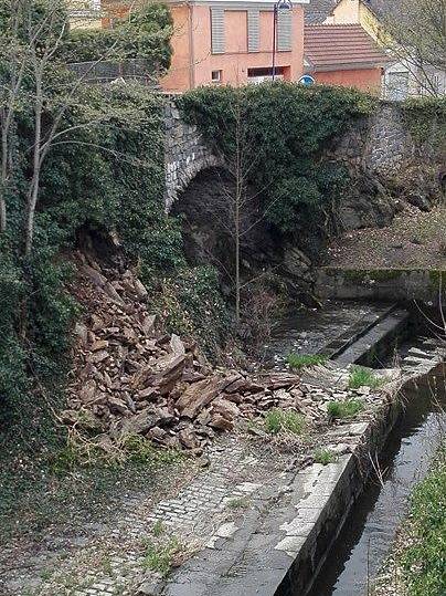 Zvýšená doprava, nebo deště? Skála pod mostem v Mlýnské ulici se rozsypala.