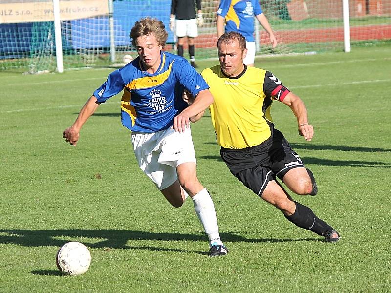 V podzimním derby J. Hradec zdolal Dačice 2:1. Na snímku domácí Jiří Houška (vlevo) v souboji s Petrem Novákem.