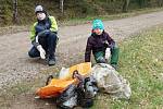 Devět dobrovolníků se v sobotu přidalo do projektu Ukliďme Česko také v Kardašově Řečici.