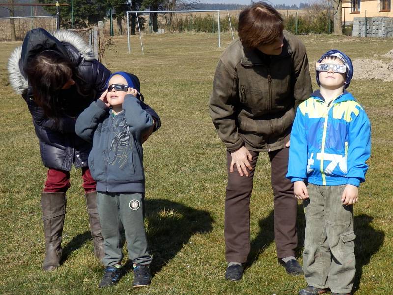 Zatmění Slunce pozorovaly i děti v Základní škole Lodhéřov.