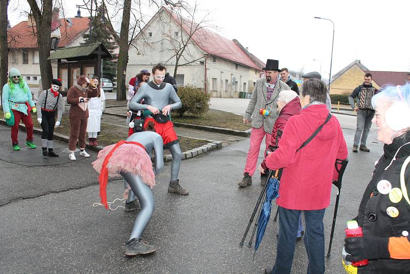 Sobotní masopust ve Stráži začínal před radnicí. Maškary dostaly od starosty města povolení k obchůzce, která má přivolat jaro a zajistit dobrou úrodu.