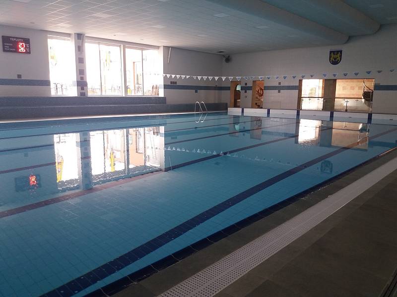 Vodní stánek v Jindřichově Hradci zahrnuje pětadvacetimetrový plavecký bazén, dětské bazény, relaxační část, sauny a venkovní aquapark.