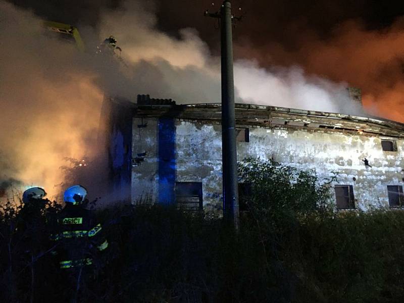 U sobotního požáru na Jindřichohradecku byl vyhlášen druhý stupeň požárního poplachu. Na jeho hašení se podílelo šest jednotek hasičů.