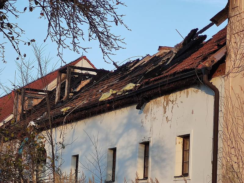 Chátrající penzion Holenský dvůr den po požáru.