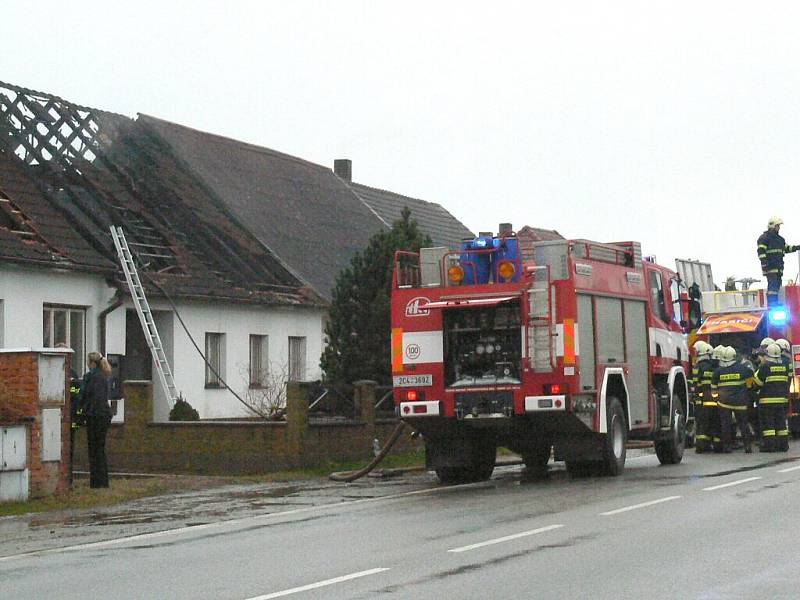 Požár řadového domu v Kardašově Řečici. 