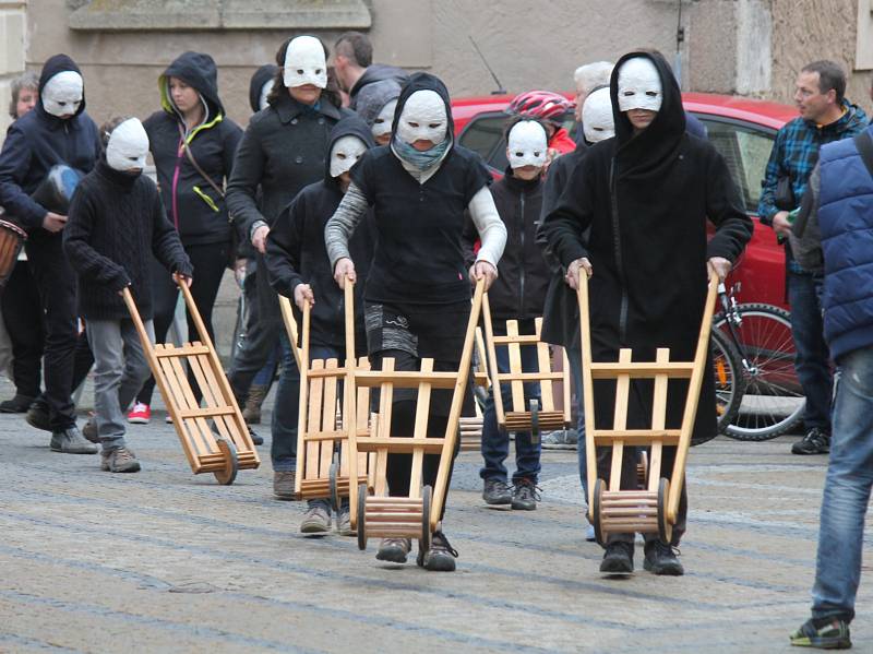 Hrkači v maskách společně s krojovou družinou doprovázeli strom s kraslicemi na jeho cestě na náměstí Míru.