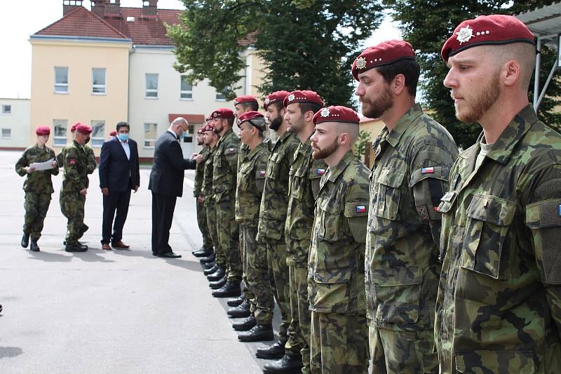 Vojáci v Jindřichově Hradci si slavnostním nástupem připomněli Den ozbrojených sil.