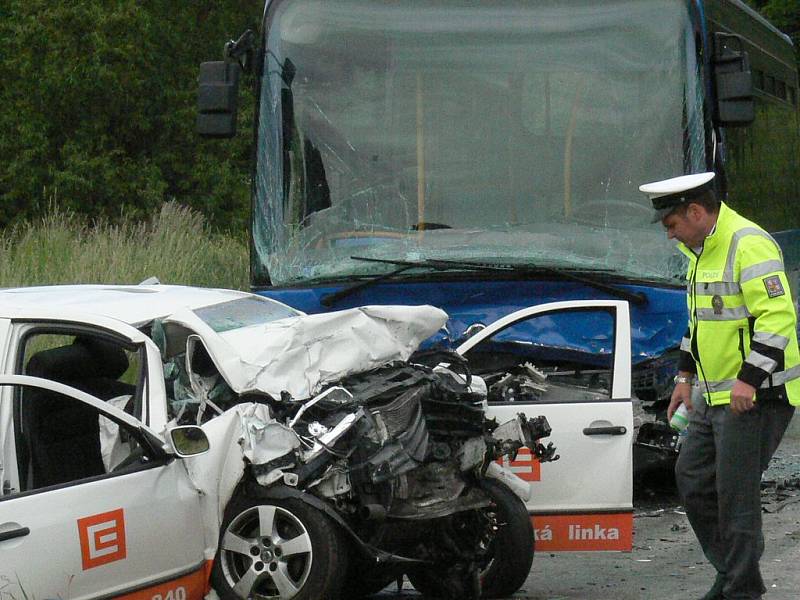 Tragický střet osobního auta s autobusem u Rodvínova si vyžádal tři lidské životy.