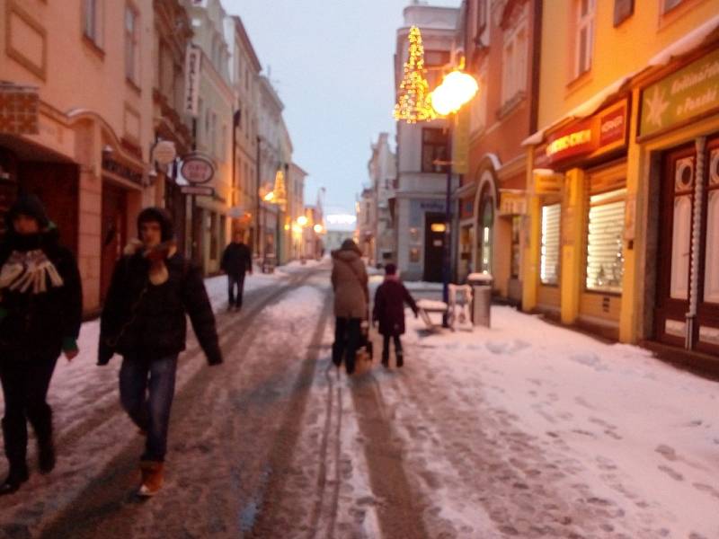 První prosincový den doprovází vydatné sněžení. Pohled na ranní Jindřichův Hradec.