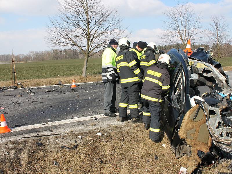 V pondělí se na hlavním tahu z Lomnice nad Lužnicí na Veselí nad Lužnicí, a to u Frahelže střelo osobní auto s nákladní tatrou. Řidič (44 let) v osobní autě zraněním podlehl.