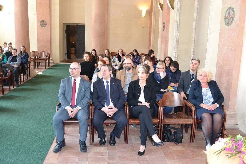 Studenty a učitele zahraničních škol přivítal v kapli sv. Maří Magdaleny starosta Stanislav Mrvka.