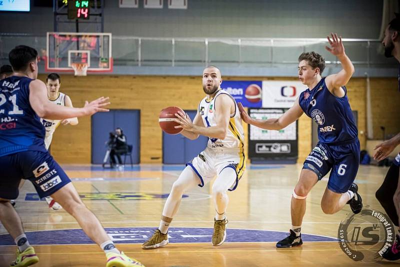 Jindřichohradečtí basketbalisté ve svém nejlepším utkání tohoto ročníku KNBL porazili  Děčín vysoko 106:75.