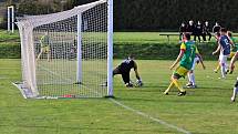 Fotbalisté Třebětic (v zelenožlutém) ve šlágru 11. kola I. A třídy porazili táborský Meteor 2:0 a uhájili vedoucí příčku tabulky skupiny B.