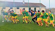 Fotbalisté Třebětic (v zelenožlutém) ve šlágru 11. kola I. A třídy porazili táborský Meteor 2:0 a uhájili vedoucí příčku tabulky skupiny B.