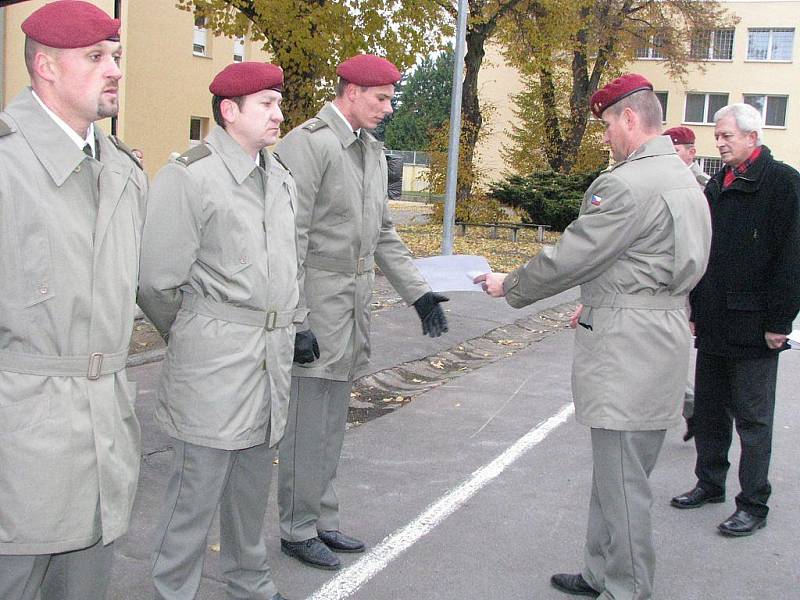 Slavnostní nástup 44. lehkého motorizovaného praporu v J. Hradci. 