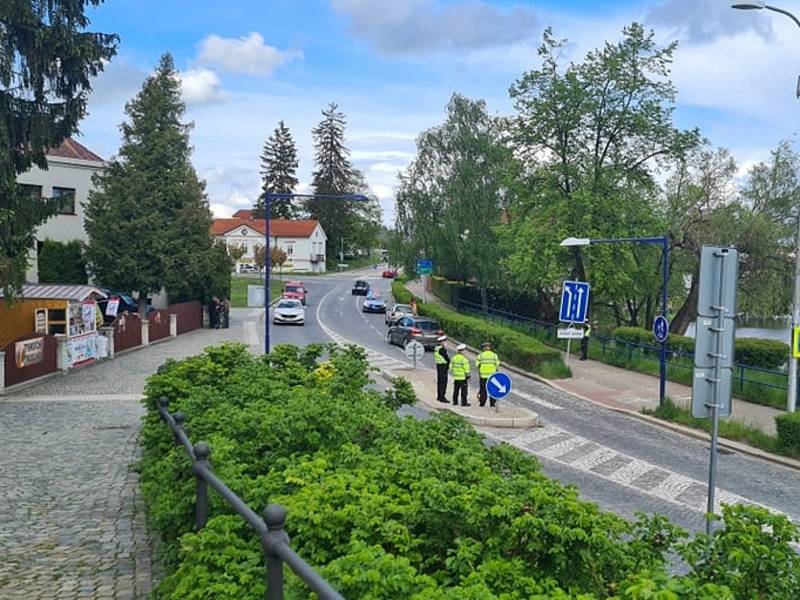 Na přechodu pro chodce na jindřichohradeckém nábřeží Ladislava Stehny auto na přechodu srazilo ženu. Zraněná byla letecky transportována do nemocnice.