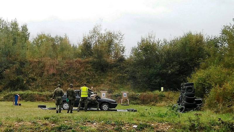 Střelnici v Lomech využívá 44. lehký motorizovaný prapor Jindřichův Hradec pro střeleckou a taktickou přípravu vojáků včetně aktivních záloh.