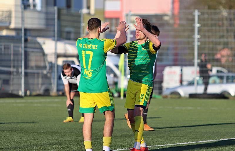 Fotbalisté Třebětic (v zelenožlutém) zahájili jaro excelentně. V dohrávce 12. kola na třeboňské umělce rozdrtili českobudějovickou Lokomotivu 9:1.