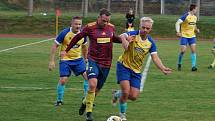 Fotbalisté Nové Bystřice (ve fialových dresech) v hlavním taháku 12. kola I. B třídy remizovali s Novou Včelnicí 1:1.