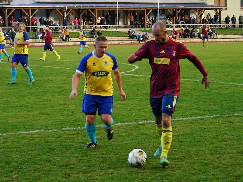 Fotbalisté Nové Bystřice (ve fialových dresech) v hlavním taháku 12. kola I. B třídy remizovali s Novou Včelnicí 1:1.