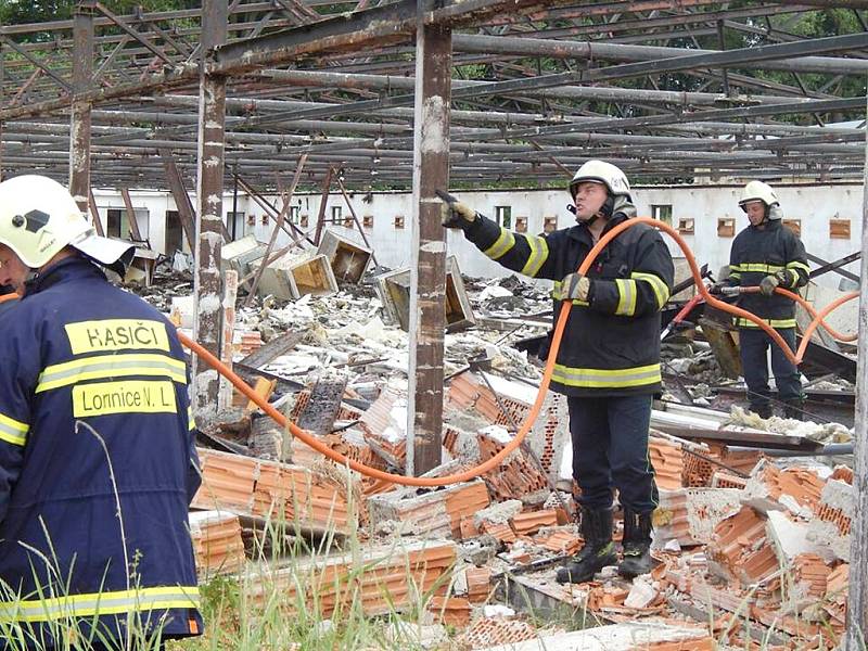 V jedné z budov kdysi slavné velkovýkrmby Gigant v Třeboni hořelo. 