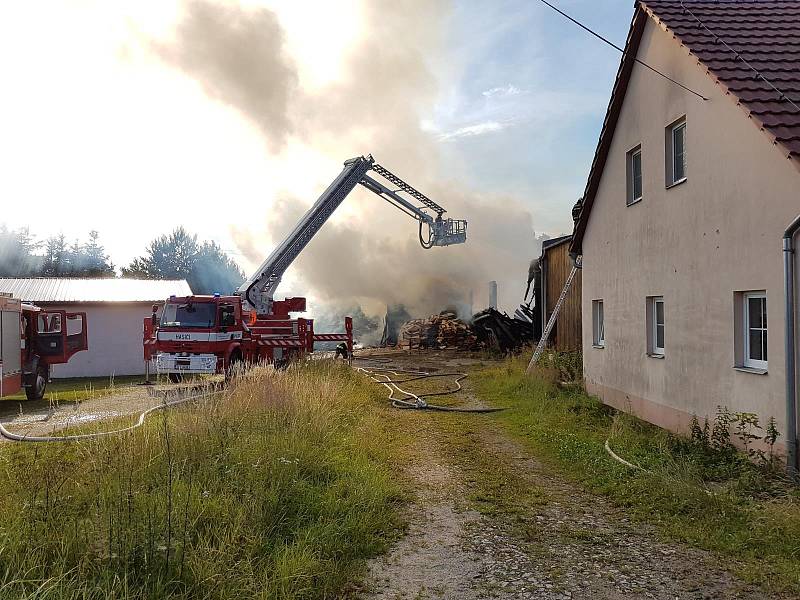 U požáru skladu v Kardašově Řečici ve středu 4. července hasiči vyhlásili druhý stupeň požárního poplachu.