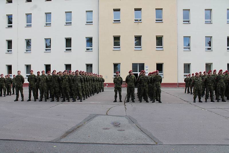 Vojáci v Jindřichově Hradci si slavnostním nástupem připomněli Den ozbrojených sil.