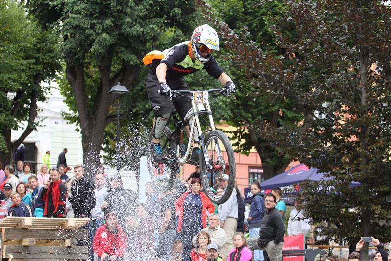 Z jízdy odvážných bikerů, kteří se řítili z dačické věže až na náměstí, se mnohdy tajil dech.