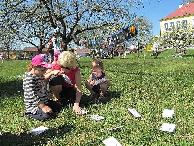 Na školní zahradě v Jarošově oslavili rodiče s dětmi Den Země.