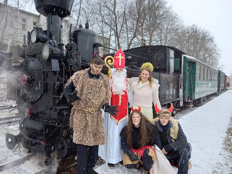 Adventní jízda parního vlaku Jindřichohradeckých místních drah v sobotu 4. prosince 2021. Nádraží Jindřichův Hradec.