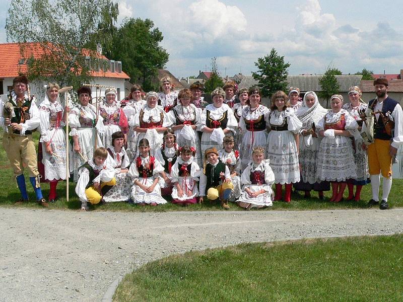 Krojová družina z Jarošova nad Nežárkou vystupovala také na sobotním 1. ročníku festivalu U Zlaté stoky v Lomnici nad Lužnicí. 