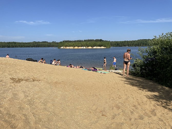 Turisté nerespektují zákaz koupání v cepských pískovnách. V letních dnech jsou vodní plochy doslova v obležení.