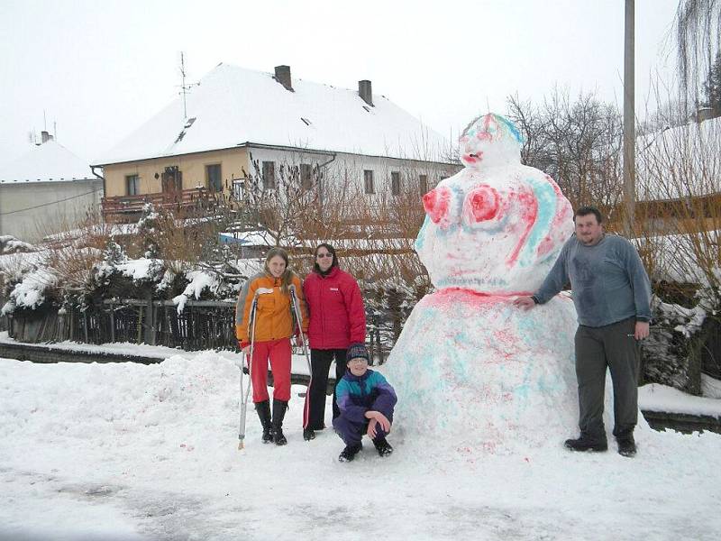 Rodina Rejtharova z Horní Pěny postavila obřího sněhuláka. 