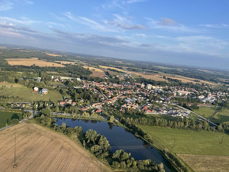 Piloti absolvovali ve středu večer první soutěžní let.