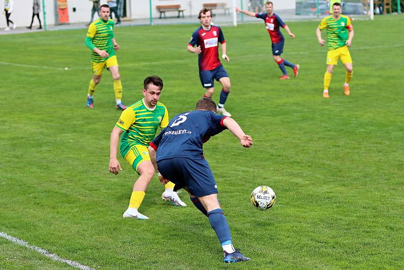 Fotbalisté Třebětic (v zelenožlutém) v 19. kole I. a třídy porazili Bernartice 5:1 a upevnili si vedení v tabulce sk. B.