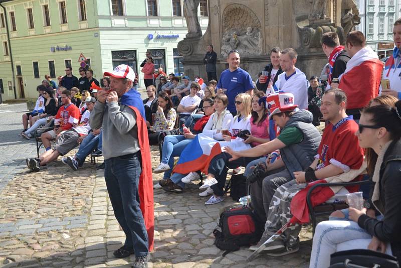 Fanoušci hokeje v neděli opět zaplnili jindřichohradecké náměstí Míru. 