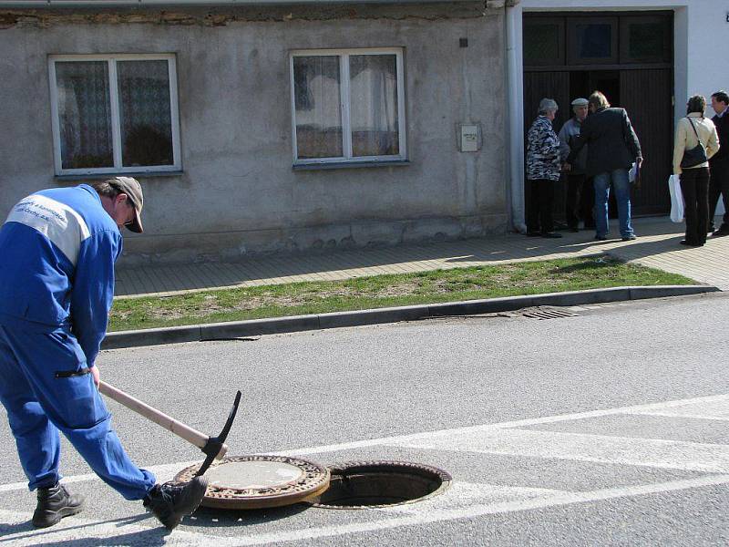 Bouřilvé jednání v reakci na stížnost občana Lomnice nad Lužnicí na nefunkční kanalizační přípojku. 