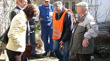 Bouřilvé jednání v reakci na stížnost občana Lomnice nad Lužnicí na nefunkční kanalizační přípojku. 