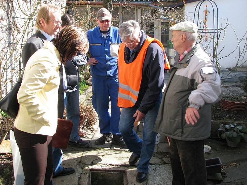 Bouřilvé jednání v reakci na stížnost občana Lomnice nad Lužnicí na nefunkční kanalizační přípojku. 