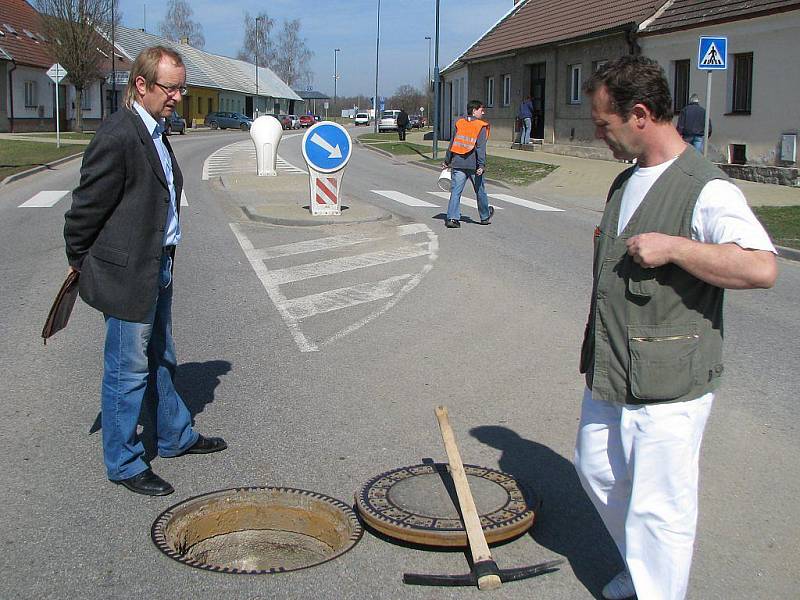 Bouřilvé jednání v reakci na stížnost občana Lomnice nad Lužnicí na nefunkční kanalizační přípojku. 