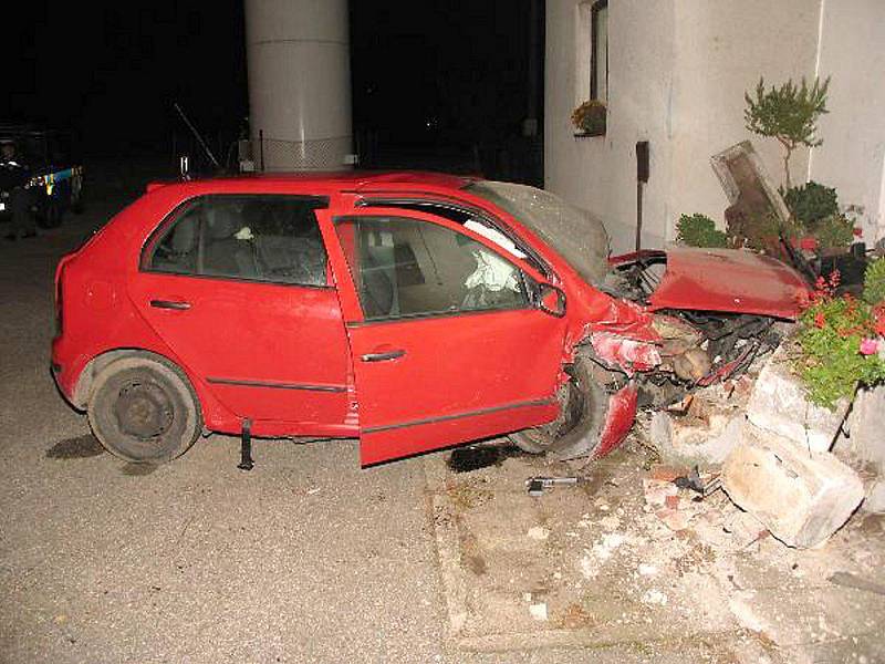 Vážná dopravní nehoda v Třeboni. Auto narazilo v plné rychlosti do budovy inseminační stanice.