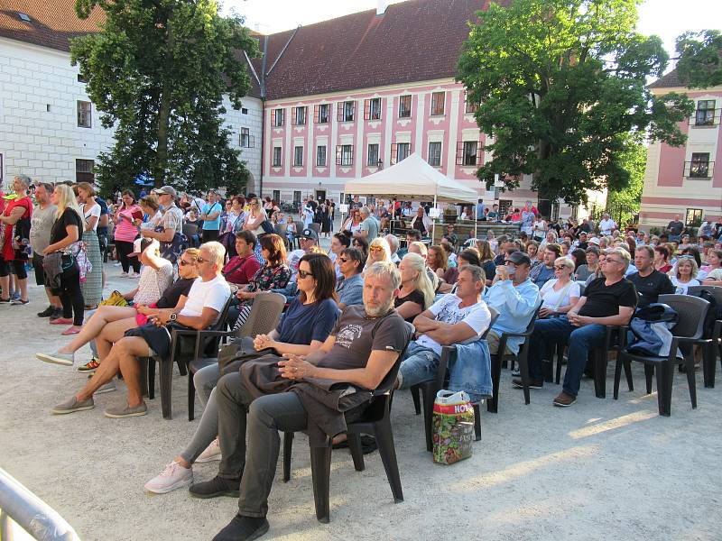 Festival Okolo Třeboně již tradičně zahájil prázdniny, v sobotu 4. července se na zámeckém nádvoří představila zpěvačka Jana Rychterová, kapela Epydemye a Xindl X.